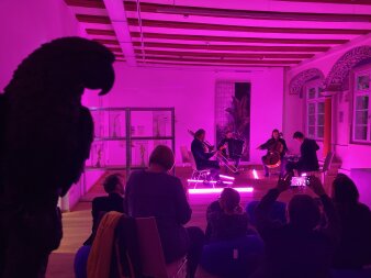Foto: Das ensemble via nova mit LUX:NM beim Konzert am 16. September © Stadtverwaltung Erfurt Menschen im Vordergrund sitzen vor vier Musikern mit Instrumenten