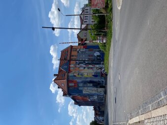 Blick auf eine Straßenkreuzung mit Häusern im Hintergrund