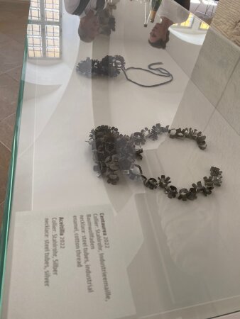 Eine Ausstellungsvitrine mit Glas zeigt Ketten.