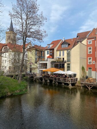 Blick auf verschiedene Gebäude an einem Fluss