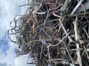 Übereinandergestapelte Metallstangen mit gelben Papierschnipseln