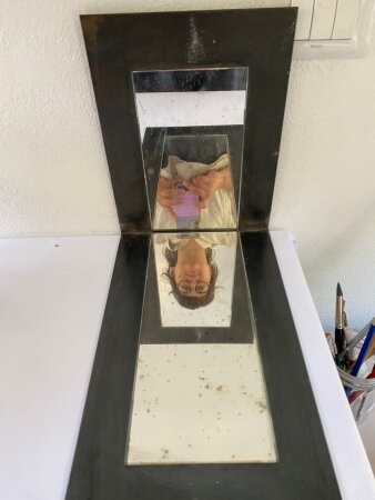 Auf dem Kopf stehendes Selbstportrait mit zwei Spiegeln