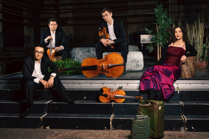 Das Dreieck Quartett Vier Personen mit Musikinstrumenten und Pflanzen auf einer Treppe