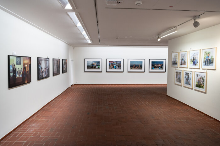 Raum mit weißen Wänden und verschiedenen gerahmten Fotos an der Wand