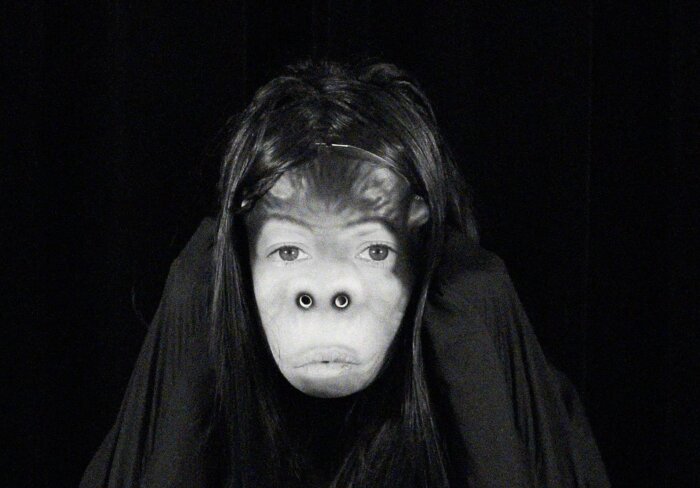Which animal represents you?; Gökcen Dilek Acay; Performance / Video 4:57 min, 2020 Schwarz Weiß Bild einer Person mit Affenmaske