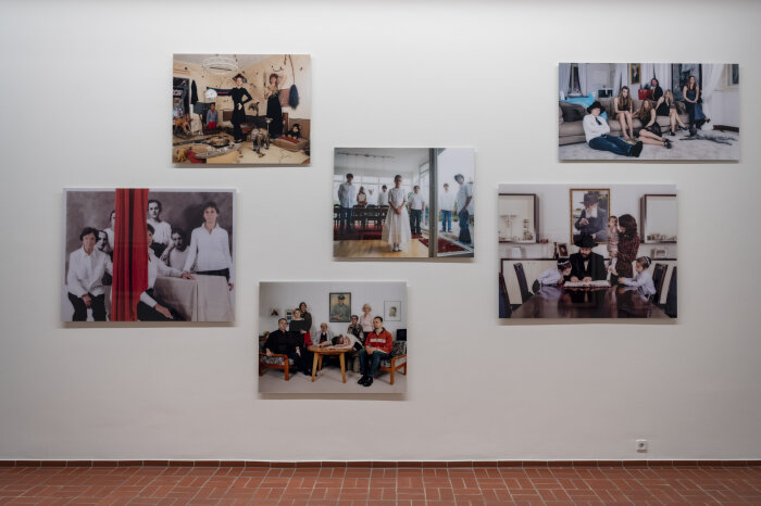 Blick auf die Arbeiten von Künstlerin Katharina Mayer Blick auf eine Wand mit verschiedenen Fotografien von Familien