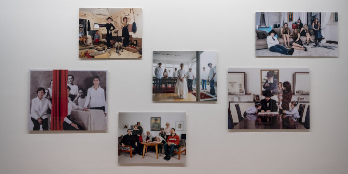 Foto: Blick auf die Arbeiten von Künstlerin Katharina Mayer © Stadtverwaltung Erfurt / D. Urban Blick auf eine Wand mit verschiedenen Fotografien von Familien