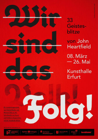 Foto: Ausstellungsplakat „33 Geistesblitze. Antifaschistische Fotomontagen von John Heartfield, 2024 neu gelesen“ © Samt & Seidel KG Roter Hintergrund mit Aufschrift „Wir sind das Folg!“ und weiteren Informationen