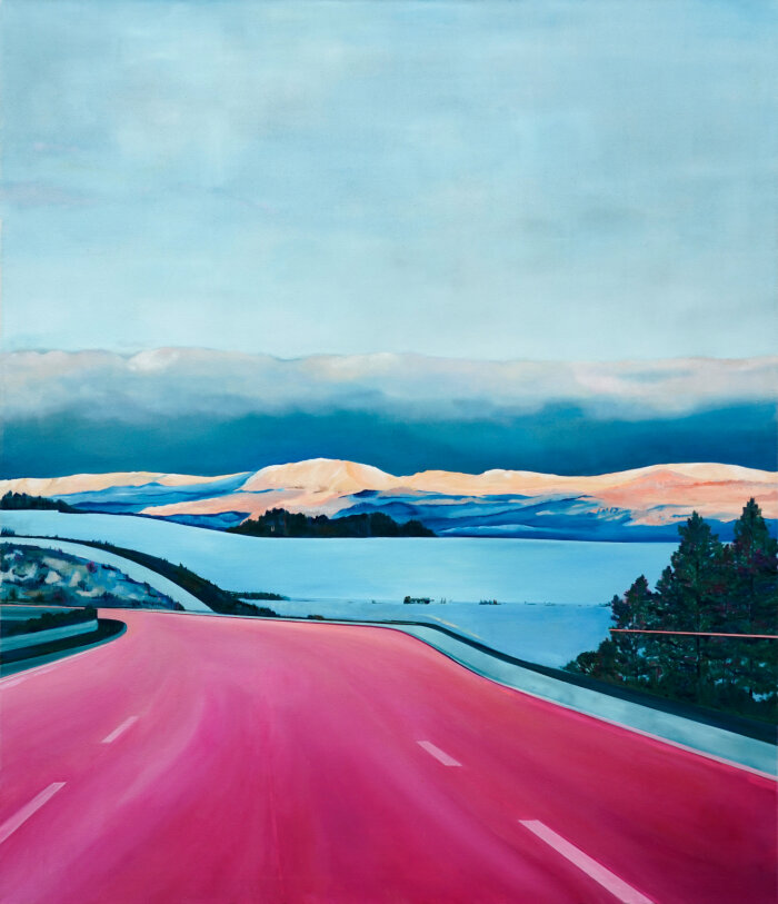 Susanna Hanna, transit_10 (between two unknown), aus der Serie transit, 2022, Öl auf Leinwand Gemälde einer Straße und einer bergigen Landschaft in Pink- und Blautönen