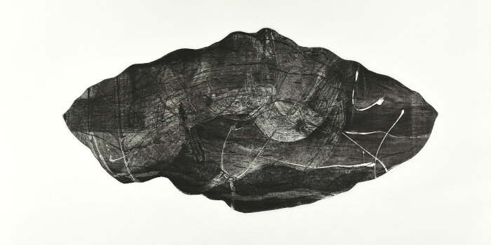 Foto: Stein aus „Das Feld“, Radierung Bütten 50 x 70 cm © Tanja Pohl Ein keilförmiger Stein mit weißen durchzogenen Linien auf weißem Untergrund