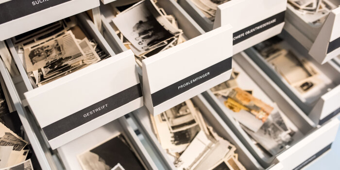 Foto: Einblicke in die Fotothek von Anke Heelemann © Thomas Müller verschiedene geöffnete, beschriftete Schubladen, in denen Schwarz-Weiß-Fotografien liegen