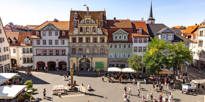 großer Platz mit Häusern und Menschen