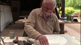 Foto: Still „Metaller – ein Film über Helmut Senf mit Bob Ruthman am Steel Cello“, D 2016 © Jochen Wisotzki Filmproduktion Ein alter Mann sitzt im Garten, vor sich eine weiße flache Platte liegend