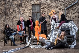 Foto: Ensemble Miet+ © Miet+ Sieben Musiker mit ihren Instrumenten