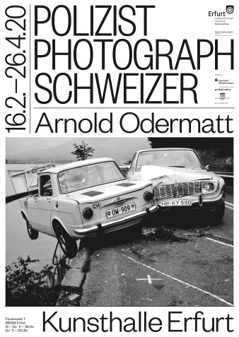 ein Plakat für eine Ausstellung des Fotografen Arnold Odermatt mit zwei in einen Unfall verwickelten Autos