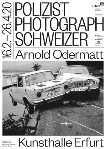 Foto: Kunsthalle Plakat Odermatt © Bureau Est ein Plakat für eine Ausstellung des Fotografen Arnold Odermatt mit zwei in einen Unfall verwickelten Autos
