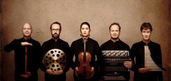 Foto: Ensemble Black Pencil © Ensemble Black Pencil Vier Männer und eine Frau halten Instrumente hoch