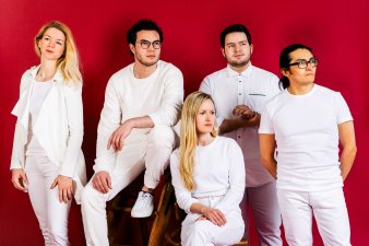 Foto: Ensemble Via Nova © Ensemble Via Nova zwei Frauen und drei Männer in weißer Kleidung