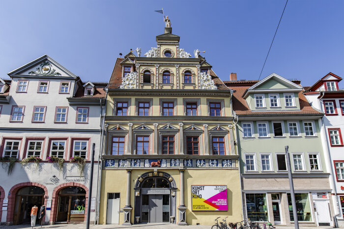 Kunsthalle Erfurt restaurierte Renaissance-Fassade des Hauses zum Roten Ochsen eingebettet von Nachbarhäusern