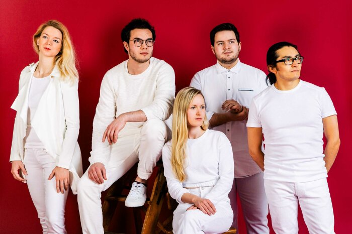 Ensemble Via Nova zwei Frauen und drei Männer in weißer Kleidung
