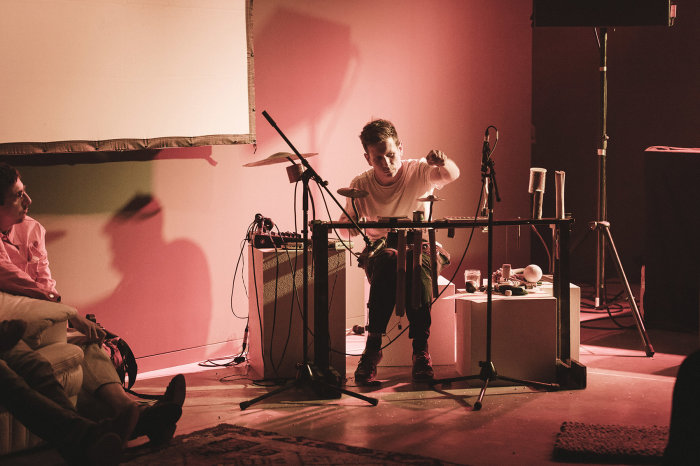 „Molto. Versatile local performance“: Konzert von Lorenz Lindner Ein Mann am selbstgebauten Schlagzeug