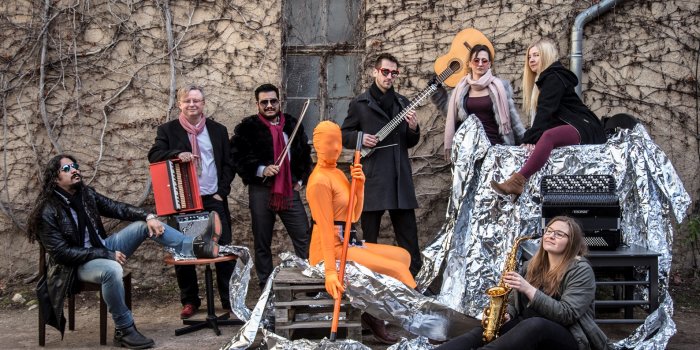 Foto: Ensemble Miet+ © Miet+ Sieben Musiker mit ihren Instrumenten