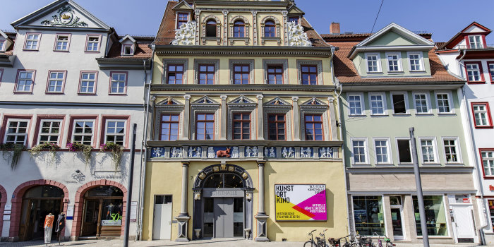 Foto: Kunsthalle Erfurt © Stadtverwaltung Erfurt restaurierte Renaissance-Fassade des Hauses zum Roten Ochsen eingebettet von Nachbarhäusern