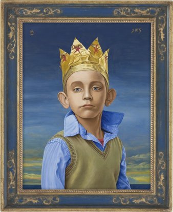 Porträt eines Jungen mit einer Krone auf dem Kopf