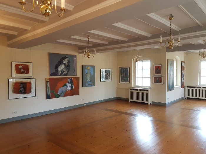 Blick in die Ausstellung „Nach der Vorstellung. Erotisches aus dem Atelier von Jost Heyder“ Blick in deinen Ausstellungsraum mit Bildern an der Wand