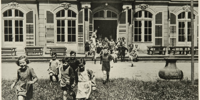 Foto: Kinder vor der Südfassade des Schlosses Molsdorf © Archiv des Schlossmuseums Molsdorf und Ch. Krause Viele Kinder rennen aus einer großen Schlosstür ins Freie