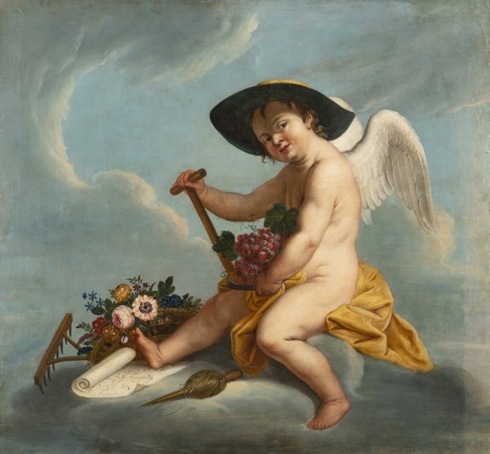 Putto mit Flügeln und Hut sitzt auf Wolke mit Blumen und Gartengeräten. Im Hintergrund Wolken.
