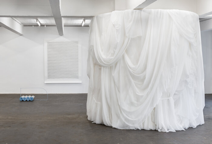 Ausstellungsansicht "This is not a repetition, it’s a thought on time ...", 2019, Galerie im Stammelbachspreicher (Hildesheim) Blick in einen hellen Raum mit großem weißen Stoffobjekt im Vordergrund