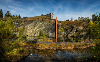 Foto einer mit Wasser gefüllten Schiefergrube