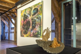 Foto: Blick in die Ausstellung „Art.Lab.Hügel“ in der Galerie Waidspeicher © Stadtverwaltung Erfurt Im Vordergrund eine gegossene Figur, dahinter ein Bild