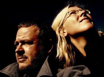 Foto: Das Schweizer Duo UMS ’n JIP © UMS ’n JIP Portrait eines Mannes und einer Frau in warmen Farben