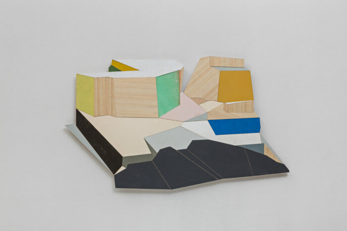 Simon Horn, Claim 2015 Kunstwerk aus Holz mit verschiedenen geometrischen Formen und bunten Farben