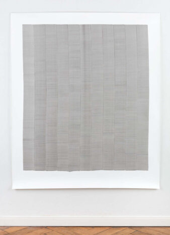 Foto: Luise von Rohden, Vertikale (v m/vs 0/11), 2016, Tusche auf Papier, 180×150 cm © Thomas Bruns Bild mit vertikalen wie horizontalen Streifen in unterschiedlichen Grautönen