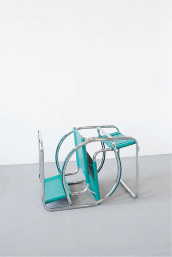 Foto: Julia Miorin, Zwei Wartezimmerstühle, 2019 verchromtes Metall, Kunstleder, 55×100×58 cm © Julia Miorin Zwei ineinander verkeilte Metallstühle mit blauem Bezug vor weißer Wand