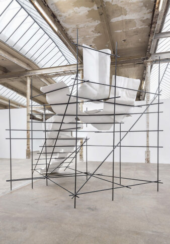 Foto: Lucy König, embedded, 2019, Acrystal, Stahl, 300×260×317 cm © Jakob Adolphi Große Konstruktion aus schwarzen Metallstäben mit weißen Tüchern in einer Halle