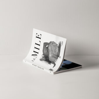 Geöffnetes Le Mile Magazin auf einem Tisch