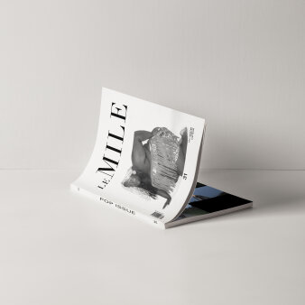Foto: Le Mile Magazine © LE MILE Magazine Geöffnetes Le Mile Magazin auf einem Tisch