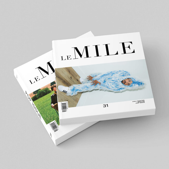 Jubiläumsausgabe des Le Mile Magazin zwei auf einem Tisch übereinander liegende Magazine mit dem Titel Le Mile