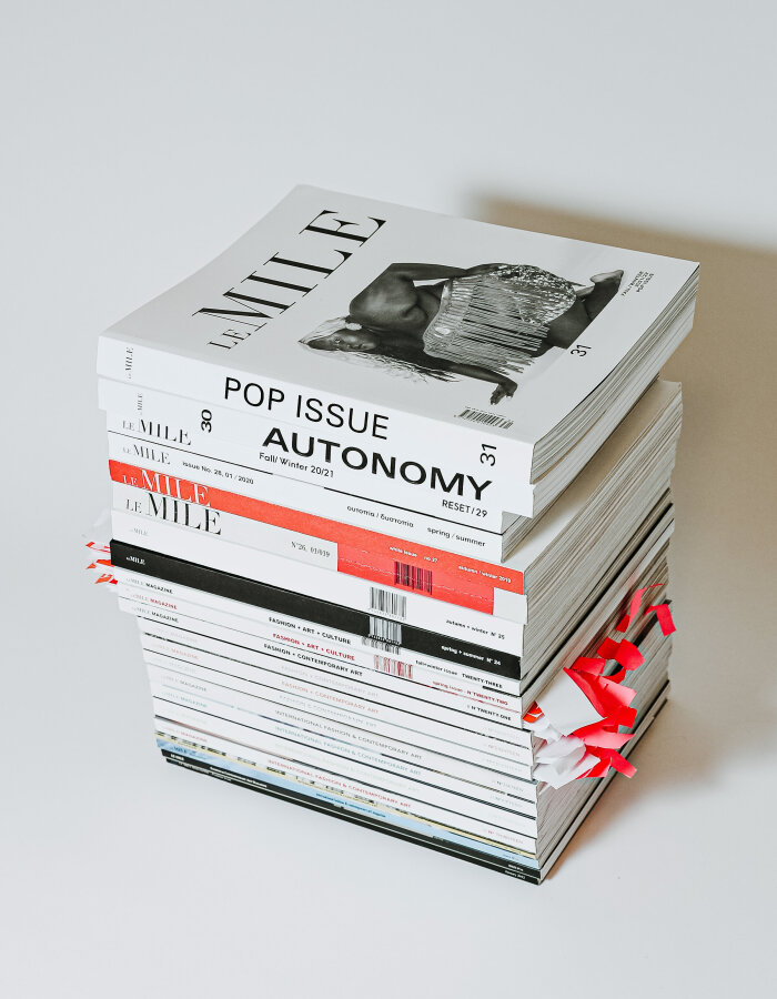 Eine Auswahl der bisher erschienenen Le Mile Magazine Ein Stapel bunter Magazine übereinander