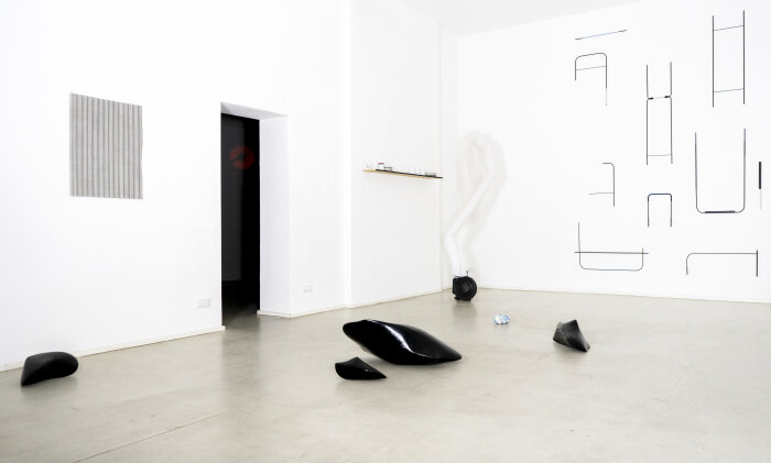 Ausstellungsansicht, crosstalk, 2022, Frappant Galerie (Hamburg) Heller Raum mit verschiedenen schwarz-weißen Kunstwerken an den Wänden und auf dem Boden