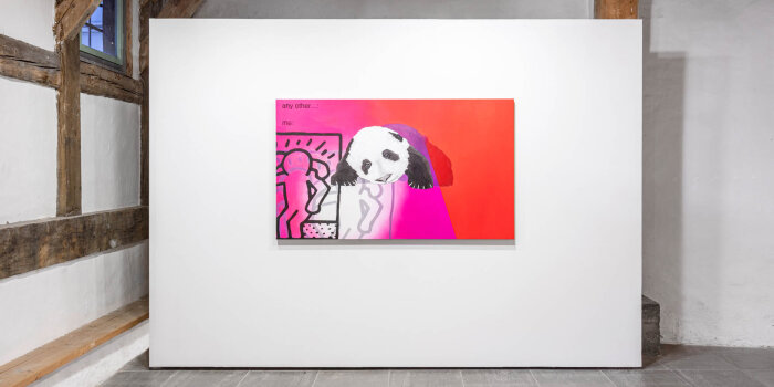 Foto: Blick auf das Werk "Radikale Zärtlichkeit - Warum Liebe politisch ist" von Götz Sophie Schramm © dotgain.info Blick auf eine weiße Wand mit rot pinkem Gemälde mit einem Pandabär