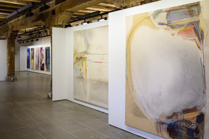 Ausstellung von Constanze Victoria Thieleke Blick in einer Ausstellung mit Gemälden