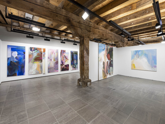 Ausstellung von Constanze Victoria Thieleke Blick in einen offenen Raum mit Gemälden und Holzbalken.