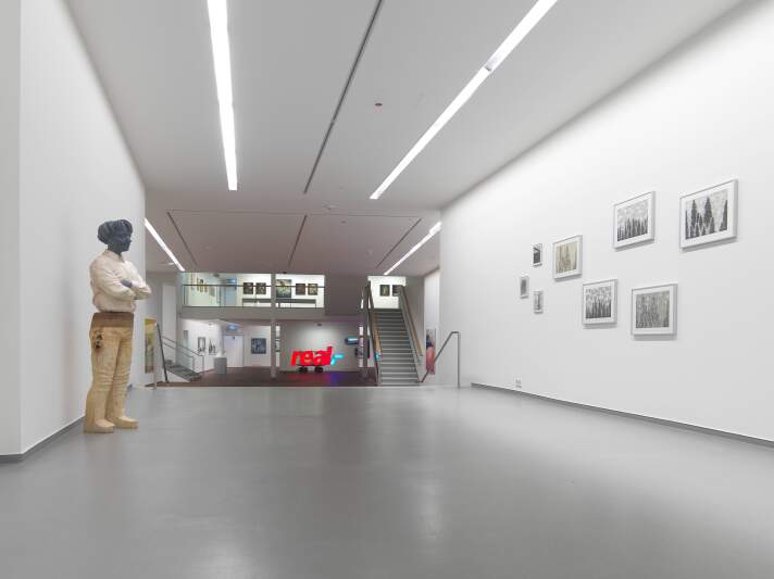 Blick in einen hellen Raum mit Kunstwerken