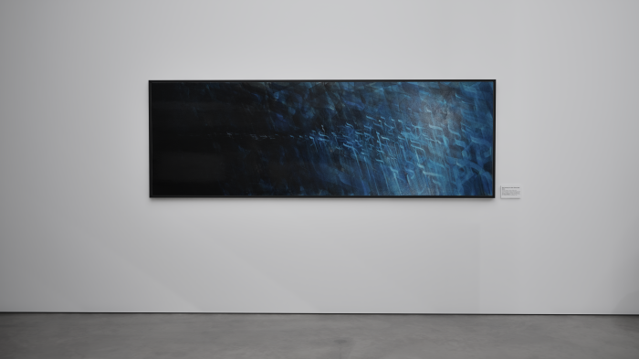 Gabriel Wolff, Der Auszug aus dem Hause des Seins, 2021, Acryl auf Leinwand, 100 x 300 cm Eine graue Wand mit einem querformatigen Bild in Blautönen