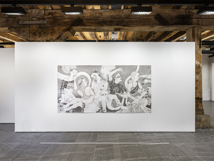 Barbara Lüdde, ARM.ED (Triptychon), 2022, Tusche auf Büttenpapier, je 101,1 x 64,8 cm Drei Bilder mit gemalten Personen in Grautönen in einem Raum hängend
